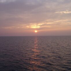 2006-08-15 18-25-19稚内から利尻島への航路<br>帰りの船でオホーツク海の夕陽を見る