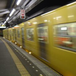 2006-12-01 21-39-15下落合駅<br>西武新宿線の電車