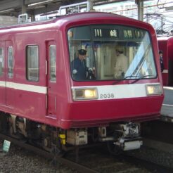 2007-01-27 15-01-39京急川崎で運転が打ち切られた快特<br>品川駅で発生した脱線事故の影響で運転を打ち切られる快特