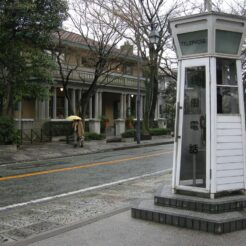 2007-03-24 15-44-10雨の電話ボックス<br>春の雨の中で洋館あたりを散策