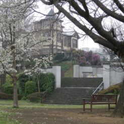 2007-03-24 14-58-02外交官の家と桜<br>春の雨の中で洋館あたりを散策