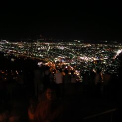 2007-09-22 19-07-44函館山の夜景と人々<br>東北新幹線と東北本線で函館へ