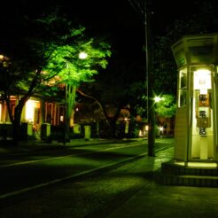 2007-09-16 19-53-01夜の元町の電話ボックス<br>鶴見線沿線を辿ったあとに元町で夜景をとる