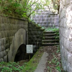 2007-09-23 14-58-19函館山の旧日本軍軍事施設の階段<br>東北新幹線と東北本線で函館へ