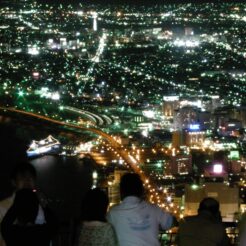 2007-09-22 19-04-18函館山の夜景と人々<br>東北新幹線と東北本線で函館へ