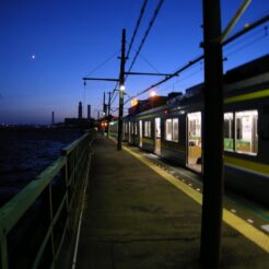 2007-09-16 18-12-18海芝浦駅の夜のホーム<br>鶴見線沿線を辿ったあとに元町で夜景をとる