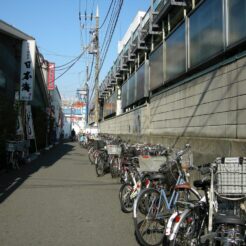 2007-11-04 13-49-03雑色駅裏の放置自転車 救急車などの支障になっている<br>京急蒲田駅付近連続立体交差事業と街の移り変わり