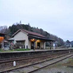 2007-12-22 16-16-55月崎駅のホーム<br>市原市民の森のイルミネーションと小湊鉄道の旅