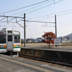 2007-12-08 12-28-46岩舟駅のホームと電車<br>小山から両毛線の旅