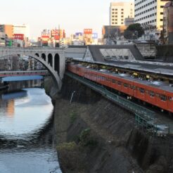 2007-12-24 15-59-38聖橋と丸の内線と中央線の車両と御茶ノ水駅、秋葉原の街並み<br>旧岩崎邸庭園やお茶の水周辺を巡った