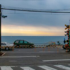 2008-01-14 11-28-25鎌倉高校前の踏切と海<br>江ノ電で江ノ島・鎌倉高校前周辺を歩く