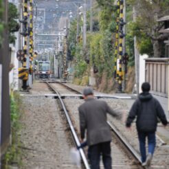 2008-01-14 16-27-25江ノ電の線路を歩いて変える親子<br>江ノ電で江ノ島・鎌倉高校前周辺を歩く