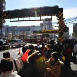 2008-01-03 12-27-55箱根駅伝と京急蒲田駅の踏切<br>京急蒲田駅付近連続立体交差事業が始まる中での箱根駅伝。選手が近づくと電車を止める伝統