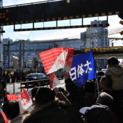 2008-01-03 12-40-40箱根駅伝と京急蒲田駅の踏切<br>京急蒲田駅付近連続立体交差事業が始まる中での箱根駅伝。選手が近づくと電車を止める伝統