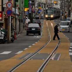 2008-01-14 15-12-25腰越付近の江ノ電の併用軌道<br>江ノ電で江ノ島・鎌倉高校前周辺を歩く