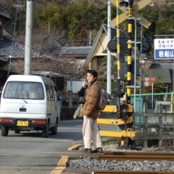 2008-02-10 14-29-13踏切で振り向くCOTA<br>岩舟山に登った