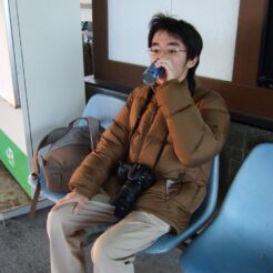 2008-02-10 16-52-34岩舟駅のベンチで缶コーヒーを飲むCOTA<br>岩舟山に登った