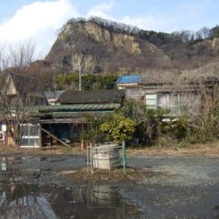 2008-02-10 14-27-39岩舟山と民家<br>岩舟山に登った