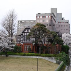 2008-03-29 17-00-23明治学院記念館と桜<br>明治大学の白金キャンパスや提灯殺しと呼ばれた高輪橋架道橋を巡る