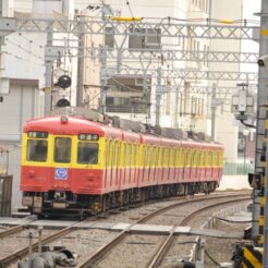 2008-03-02 16-07-39雑色駅を発車する110周年記念ラッピングの1000形<br>復刻ラッピング