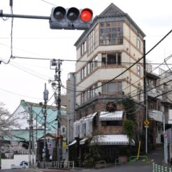 2008-03-29 15-43-49桑原坂<br>明治大学の白金キャンパスや提灯殺しと呼ばれた高輪橋架道橋を巡る