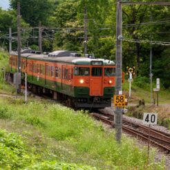 2008-06-21-15-15-59 川原湯温泉に入線する吾妻線の電車<br>ダムに沈むために移転が予定されている川原湯温泉へのドライブ