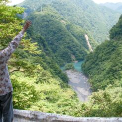 2008-08-15-12-24-33夢の吊り橋に向かって手を振るCOTA<br>井川湖付近の宿に泊まり大井川に沿って寸又峡を経由するドライブ