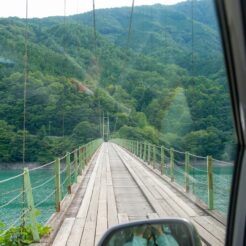 2008-08-14-15-58-18井川湖にかかる車で渡れる吊り橋<br>井川湖付近の宿に泊まり大井川に沿って寸又峡を経由するドライブ