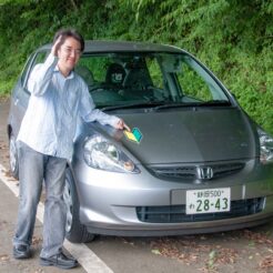 2008-08-14-15-14-58静岡の山中で車の横に立っている状況不明なCOTA<br>井川湖付近の宿に泊まり大井川に沿って寸又峡を経由するドライブ