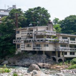 2008-08-03-13-30-37水上駅近くの目立つ廃墟<br>水上から上野までEL（電気機関車）SL（蒸気機関車）の旅