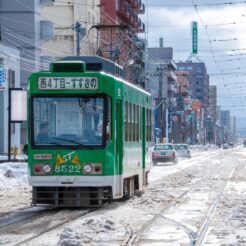 2009-01-01-11-29-25雪を走る札幌市電<br>寝台特急北斗星で年末と新年の札幌と函館を巡る