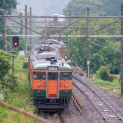 2009-09-12-13-22-42川原湯温泉駅を出発する吾妻線の車両<br>八ッ場ダムに埋まる川原湯温泉や長野原草津口、万座・鹿沢口など吾妻線を辿る