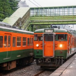 2009-09-12-15-22-32川原湯温泉駅ですれ違う吾妻線の電車<br>八ッ場ダムに埋まる川原湯温泉や長野原草津口、万座・鹿沢口など吾妻線を辿る