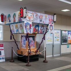 2010-01-11-12-08-02町おこしのためらき☆すたの神輿が飾られている鷲宮駅<br>鷲宮神社に行った