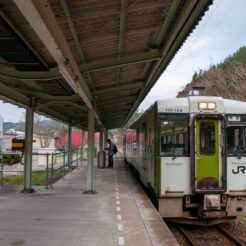 2010-05-04-17-07-44岩泉線の車両と岩泉駅ホーム<br>岩泉の龍泉洞と岩泉線、盛岡の桜と小岩井農場を巡る