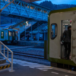 2010-05-04-18-29-57茂市駅で山田線と岩泉線の接続が取られる<br>岩泉の龍泉洞と岩泉線、盛岡の桜と小岩井農場を巡る