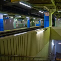 2010-05-15-21-45-13 雑色駅の地下通路への階段と新設される高架化の階段<br>京急蒲田駅付近連続立体交差事業で一晩で上り線を高架化した工事の記録