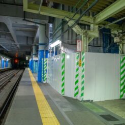 2010-05-15-21-49-17 雑色駅の新設されるエレベーターと切り替え前夜の地平ホーム<br>京急蒲田駅付近連続立体交差事業で一晩で上り線を高架化した工事の記録