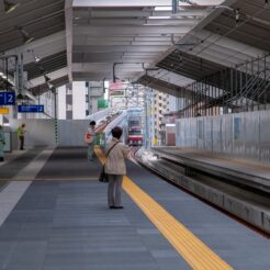 2010-05-16-06-56-23 梅屋敷駅 将来の下りホームを延長させて上りホームとして供用開始<br>京急蒲田駅付近連続立体交差事業で一晩で上り線を高架化した工事の記録