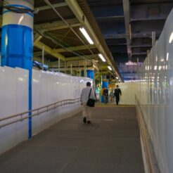 2010-05-16-07-51-25 雑色駅の仮設通路 一時的にホームを通路にしている<br>京急蒲田駅付近連続立体交差事業で一晩で上り線を高架化した工事の記録