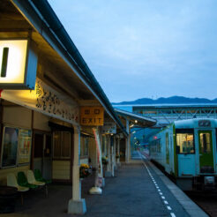 2010-05-04-18-17-43も市駅に到着した1番線の岩泉線の汽車<br>岩泉の龍泉洞と岩泉線、盛岡の桜と小岩井農場を巡る