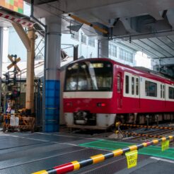 2010-06-13-11-40-54 雑色駅 上り線の踏切は使用停止になっている<br>京急蒲田駅付近連続立体交差事業で上り線が高架化された直後