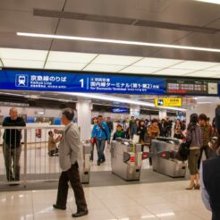 2010-10-31-14-52-40 羽田空港国際線ターミナル駅改札口<br>2010年10月21日に開業した羽田空港国際線ターミナル駅