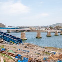 2011-05-07-13-36-57 東日本大震災で流出した山田線の第34閉伊川鉄橋<br>東日本大震災で津波の影響を受けた場所を辿る