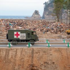 2011-05-07-17-17-23 東日本大震災で被災した場所で活躍する自衛隊の災害派遣隊の車 三陸鉄道 田老駅前<br>東日本大震災で津波の影響を受けた場所を辿る