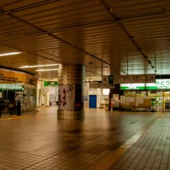 2011-05-07-20-36-48 東日本大震災の原子力発電所の事故で電力逼迫により駅構内の照明を最低限に落とし静まり返った20時36分の盛岡駅<br>東日本大震災で津波の影響を受けた場所を辿る