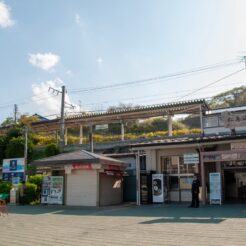 2011-05-08-15-23-05 東日本大震災の影響で本塩釜以東の運転を見合わせている仙石線で振替輸送のバスを待つ人々<br>東日本大震災で津波の影響を受けた場所を辿る