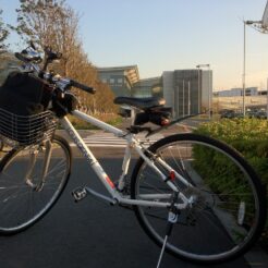 2011-11-17 15-33-54羽田空港国際線ターミナルとCOTAの自転車<br>サイクリングで羽田空港へ