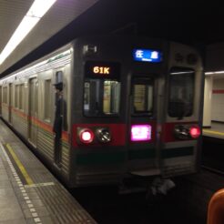 2011-11-27-14-49-16日本橋駅に停車中の芝山鉄道の車両<br>日本橋・東京駅八重洲口側や銀座を巡る