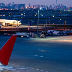 2011-11-26-16-50-59羽田空港国際線ターミナル展望デッキ<br>羽田空港にサイクリング